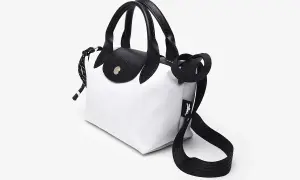 Bolso Longchamp blanco y negro, con asas de cuero y correa ajustable. Ideal para un look moderno y chic.