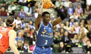 Jugador de baloncesto con el número 3 del San Pablo Burgos lanza el balón.
