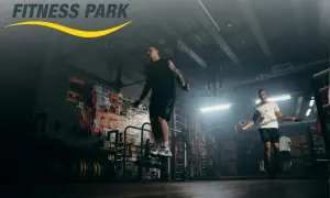 Hombres entrenando en un fitness park, saltando la cuerda en un gimnasio con estilo industrial.