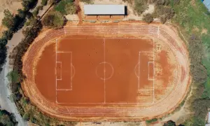 Campo de fútbol de tierra: ventajas, mantenimiento y cuidados esenciales