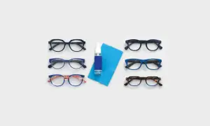 Seis pares de gafas de diferentes estilos y colores, junto a un limpiador y paño azul. ¡Perfecto para mantener tus gafas Firmoo impecables!