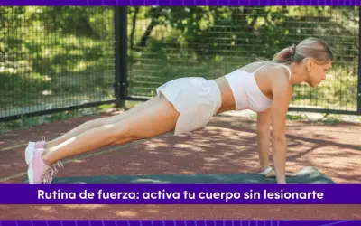 Mujer en posición de plancha, parte de una rutina de ejercicios de fuerza.