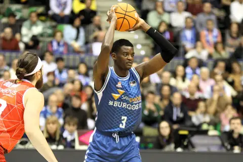 Jugador de baloncesto con el número 3 del San Pablo Burgos lanza el balón.