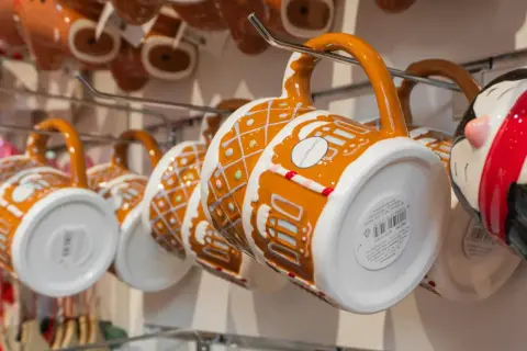 Tazas con diseño de casa de jengibre, como si un **flying tiger** las hubiera decorado.