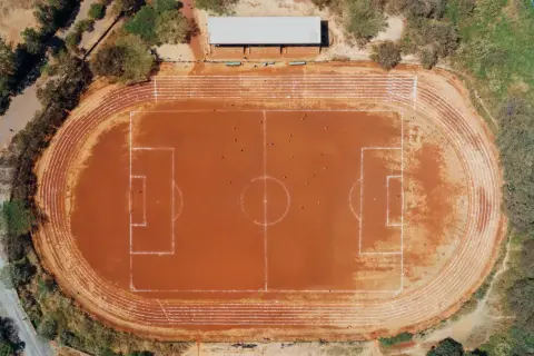 Campo de fútbol de tierra: ventajas, mantenimiento y cuidados esenciales