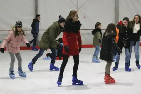 Pista de patinaje en León: horarios, precios y mejores opciones