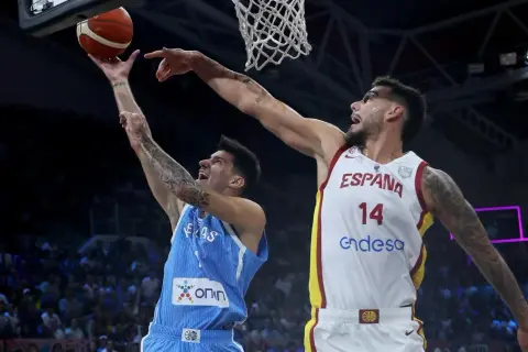 España sorprende a Grecia en un emocionante partido de baloncesto