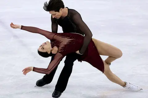 La apasionante historia de la pareja de patinaje sobre hielo que deslumbra