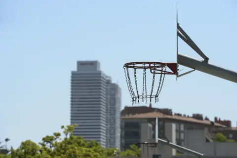 Todo lo que necesitas saber sobre la pista de baloncesto Parque del Poblenou