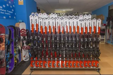 Alquiler esquís San Isidro: Mejores precios y opciones disponibles