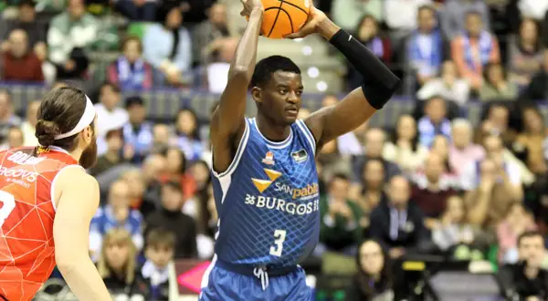 Jugador de baloncesto con el número 3 del San Pablo Burgos lanza el balón.