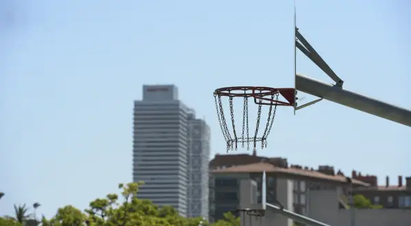 Todo lo que necesitas saber sobre la pista de baloncesto Parque del Poblenou
