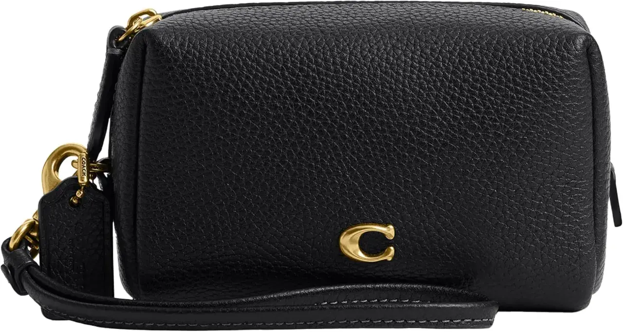 Bolso negro de piel texturizada de Coach con detalle de "C" dorada y correa de mano.