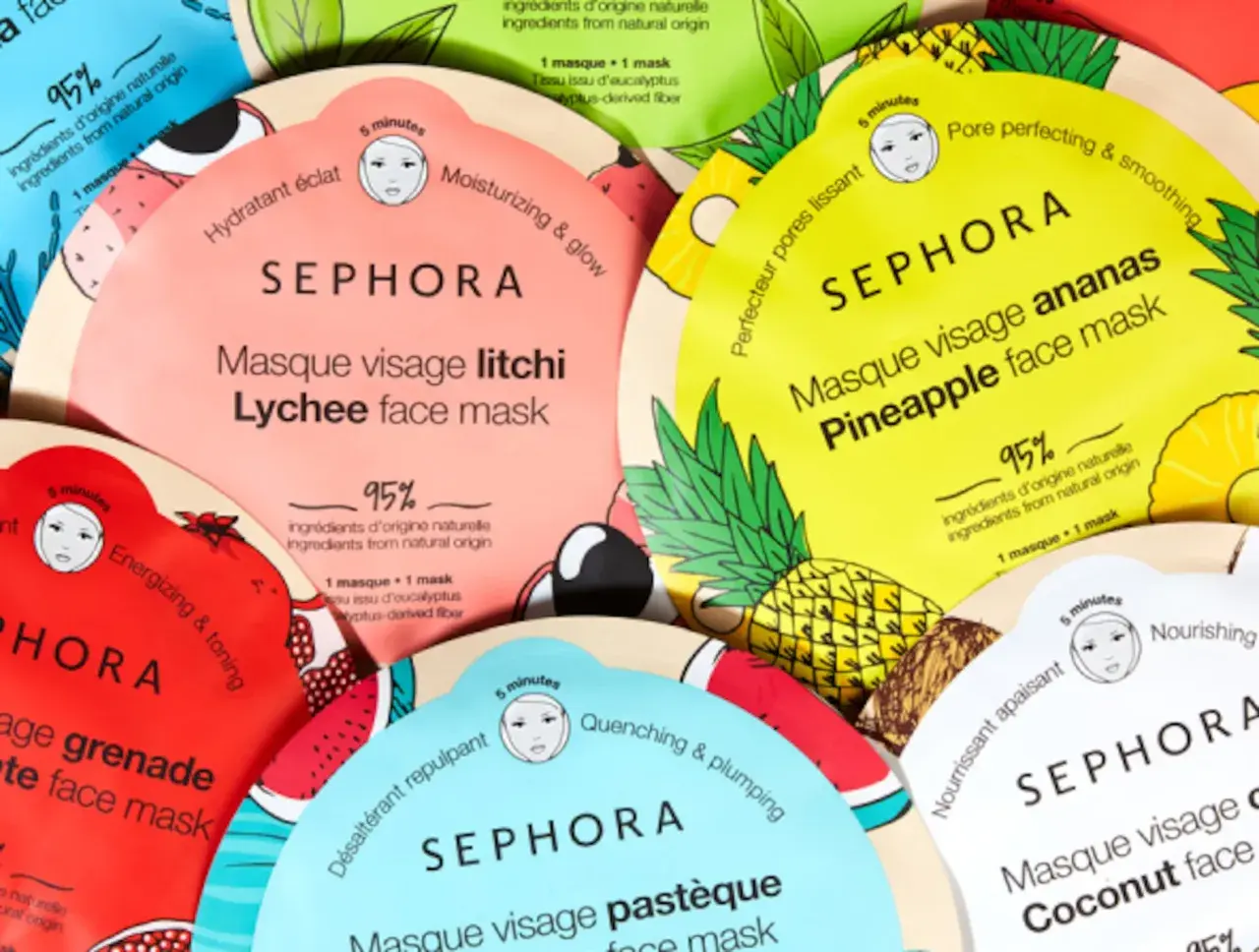 Variedad de mascarillas faciales de Sephora con frutas: lichi, piña, granada y coco.
