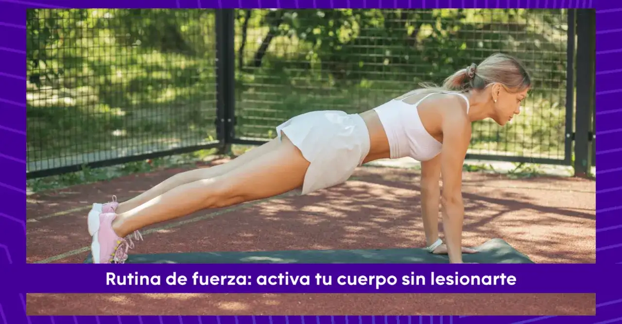 Mujer en posición de plancha, parte de una rutina de ejercicios de fuerza.