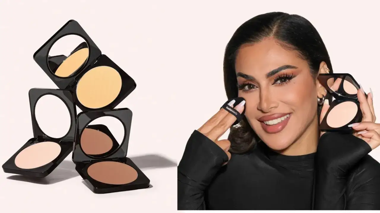 Polvos compactos Huda Beauty en varios tonos, una mujer sonríe aplicando el producto.