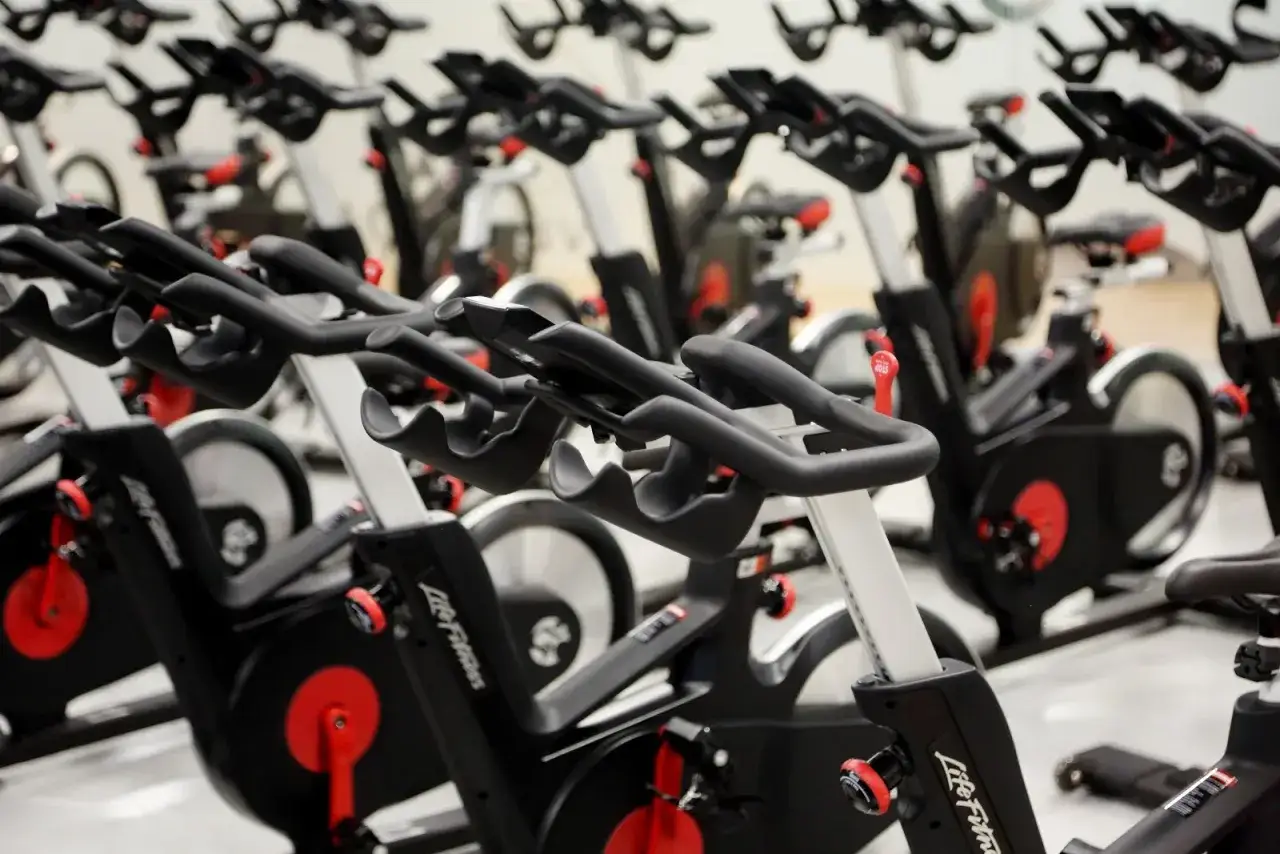 Filas de bicicletas de spinning listas para una intensa sesión en el viva gym.