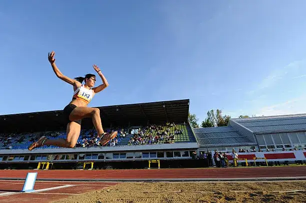 Zdjęcie Atletas de salto de longitud: secretos de su entrenamiento y técnica