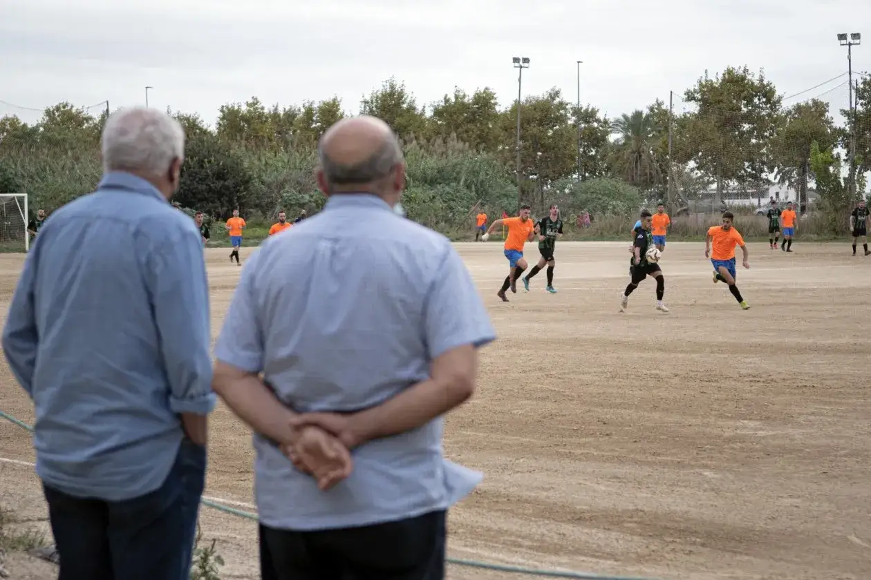 Zdjęcie Campo de fútbol de tierra: ventajas, mantenimiento y cuidados esenciales