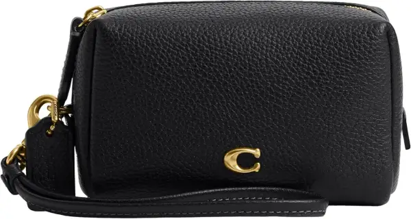 Bolso negro de piel texturizada de Coach con detalle de "C" dorada y correa de mano.