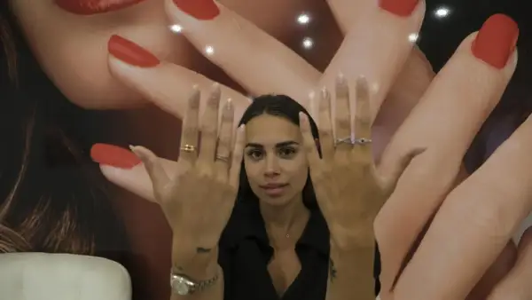 Chica muestra sus manos con uñas cuidadas y anillos. ¡Hello nails!